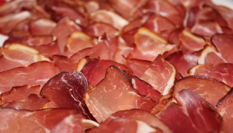 Sonhar com Carne Crua: Significado e Interpretação