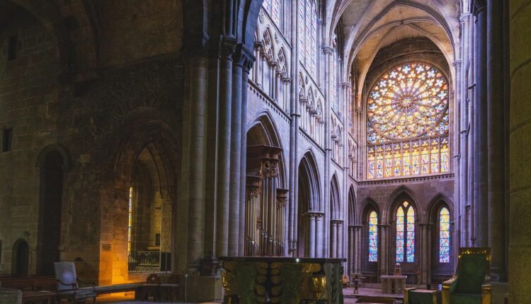 Sonhar com Igreja Católica: Significado